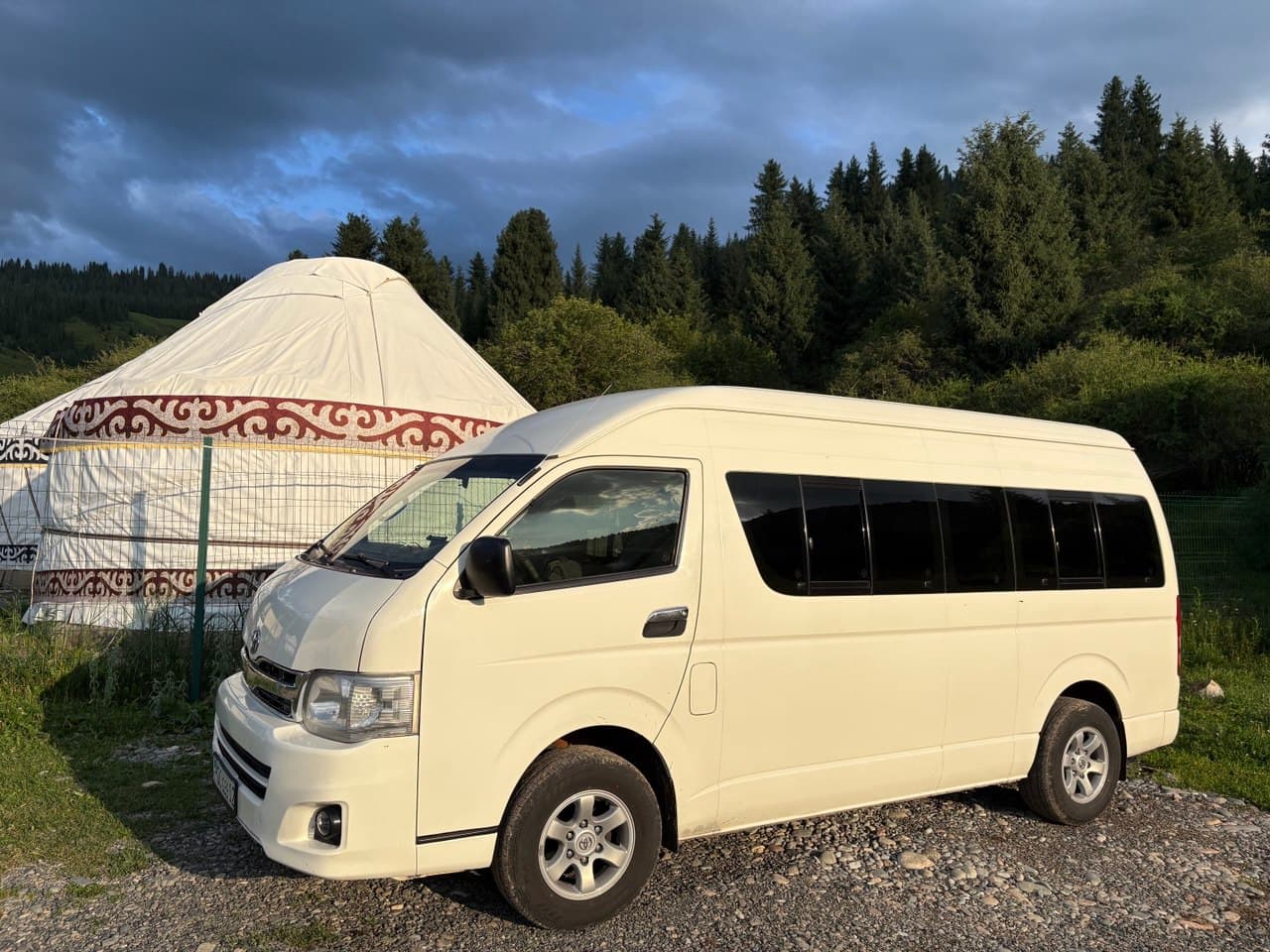 Микроавтобус Toyota Hiace AlaGo на фоне гор Заилийского Алатау в Алматы