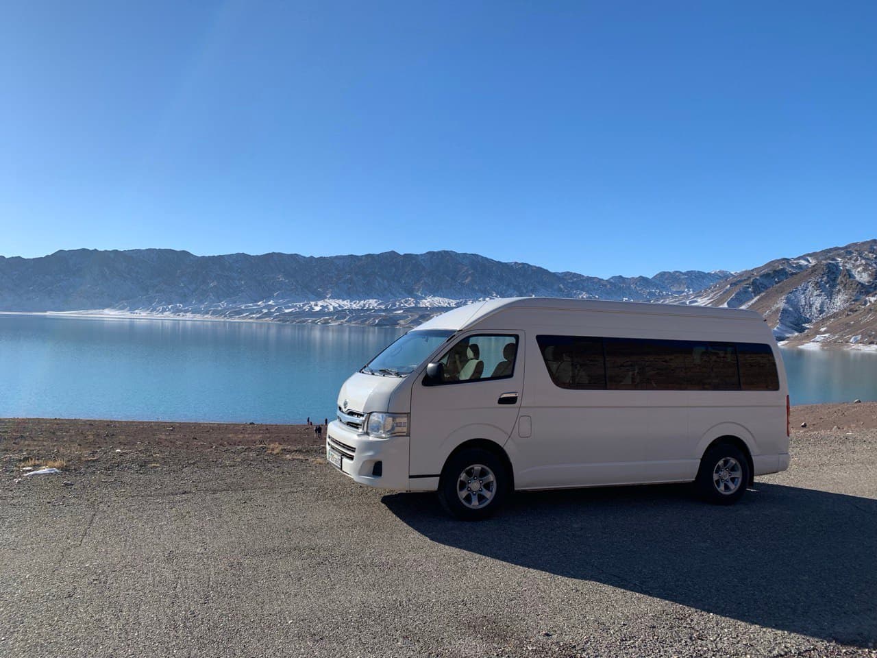 Просторный салон микроавтобуса Toyota Hiace на 14 мест с климат-контролем