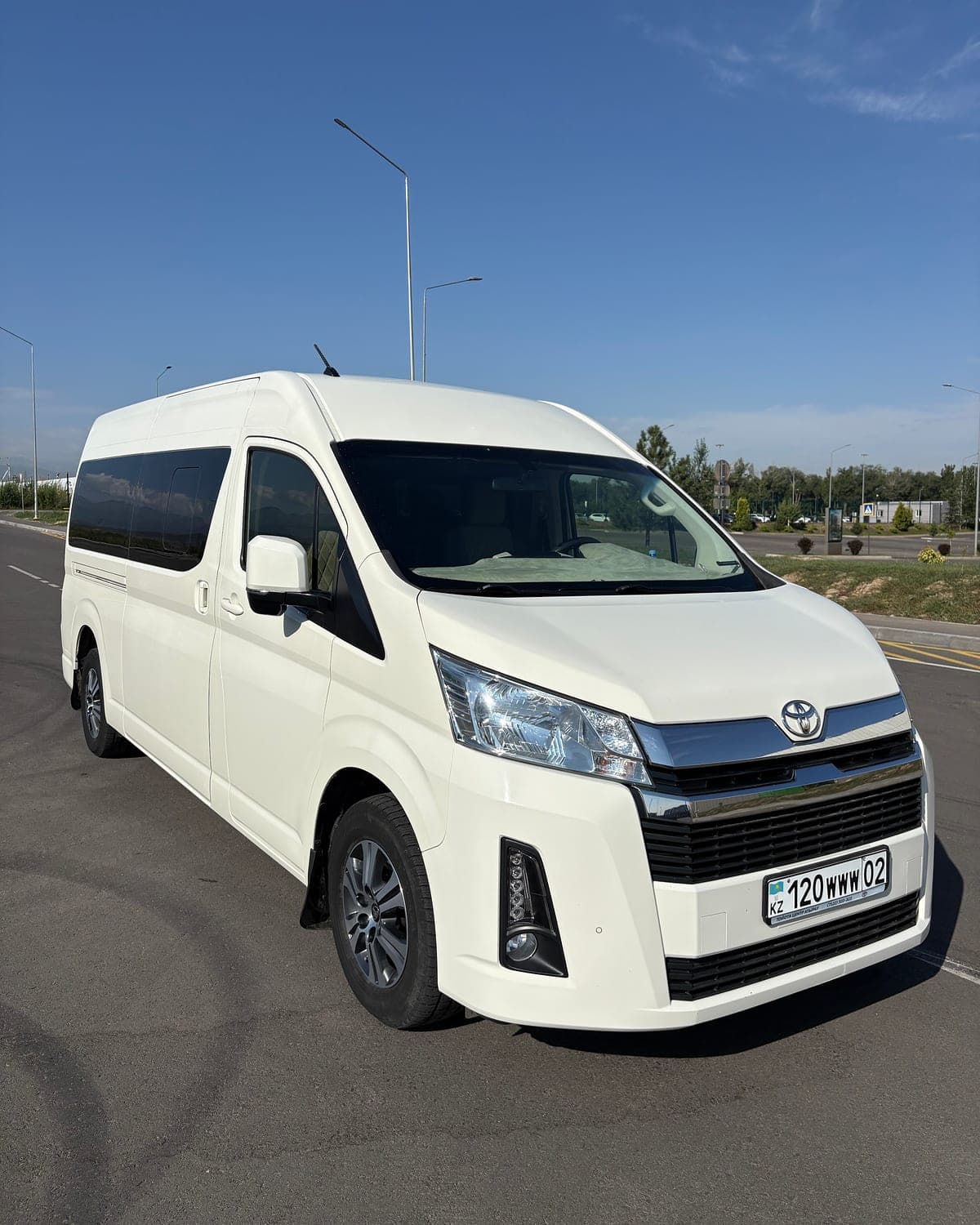 Микроавтобус Toyota Hiace компании AlaGo перед поездкой