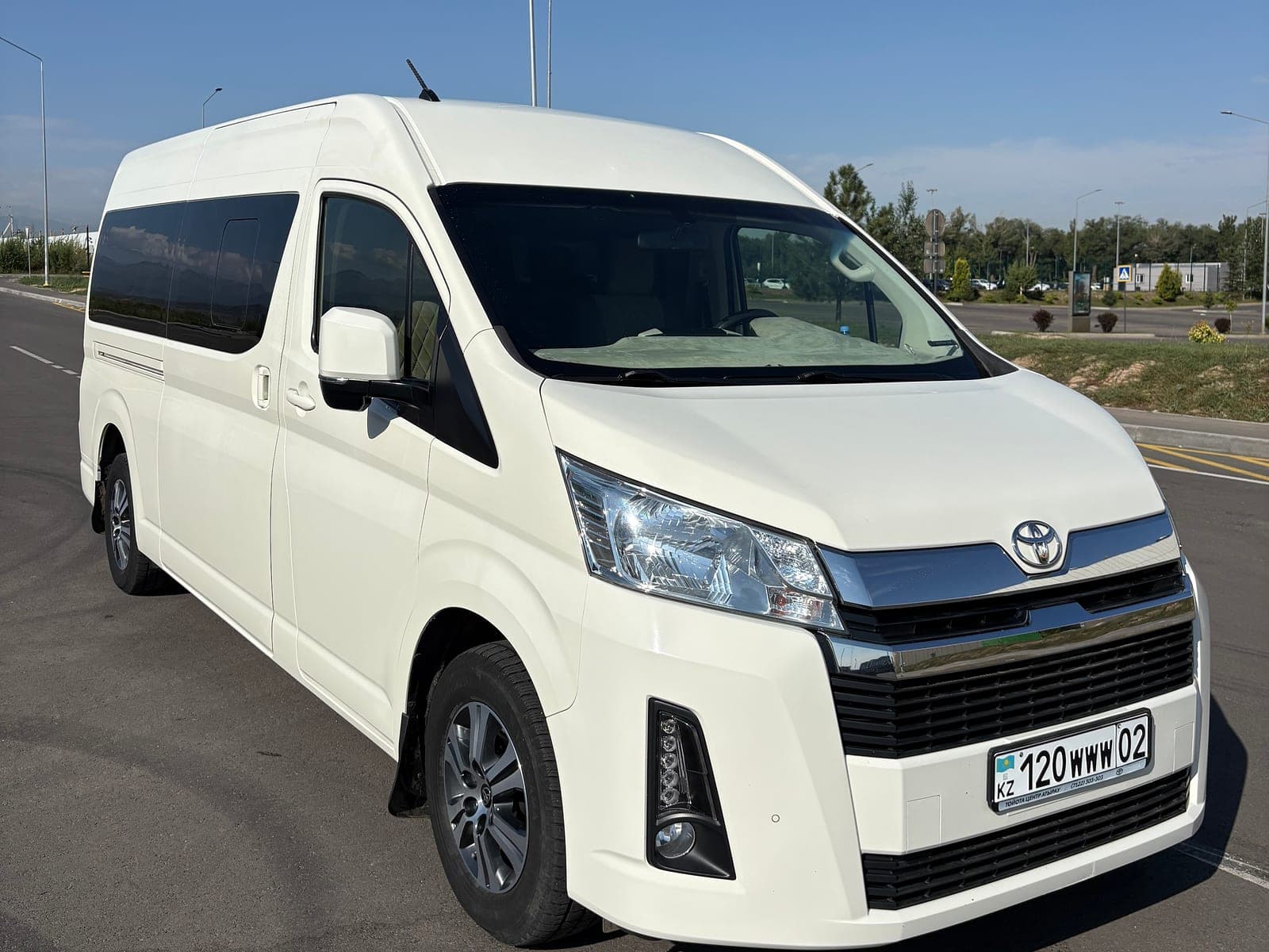 Новый белый микроавтобус Toyota Hiace AlaGo на 14 мест с высокой крышей в Алматы
